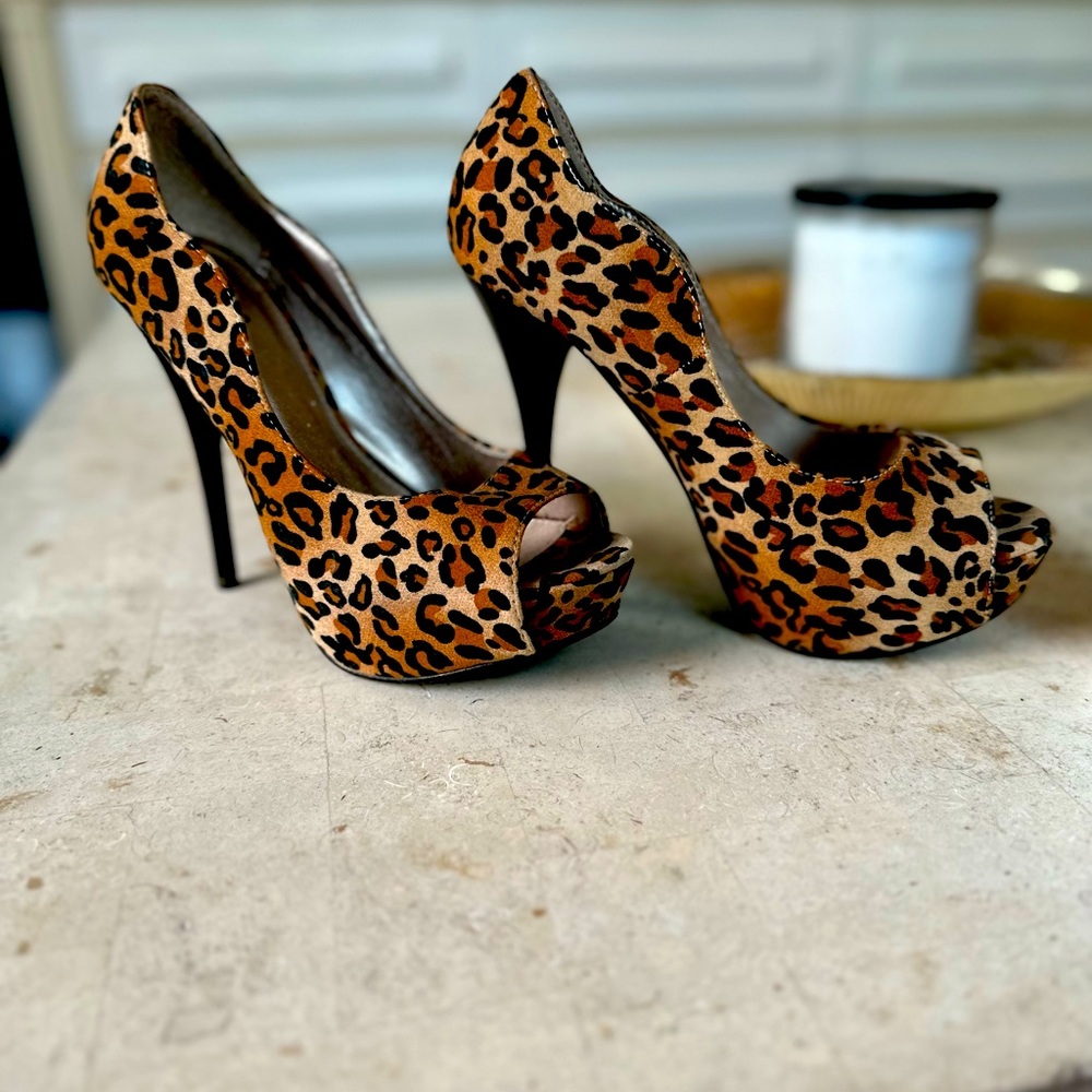 New leopards heels new size 8